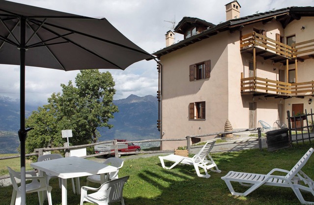 Apartment 'Appartamento Pila Vacanze' with Mountain View, Shared Garden and Wi-Fi