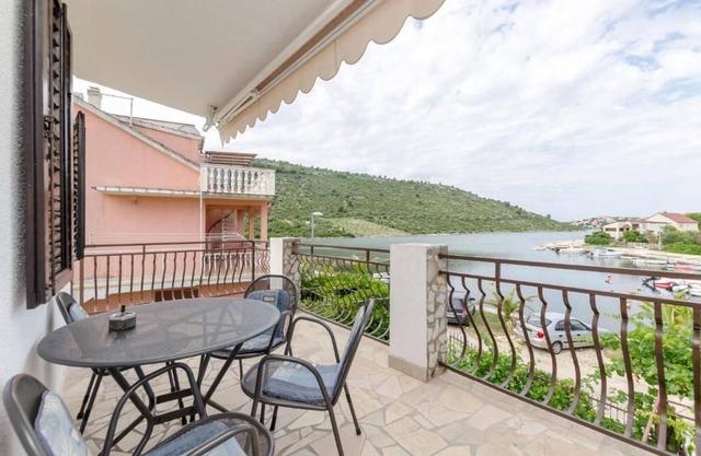 Apartment Brnabic (57461-A1) - Rogoznica