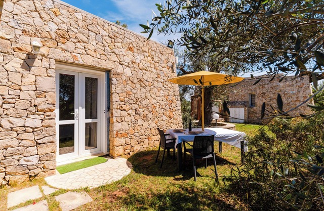 Apartment 'Classic Dépendance - Angolo Cottura' with Shared Pool, Wi-Fi and Air Conditioning