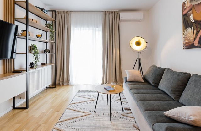 Apartment Ensity with balcony
