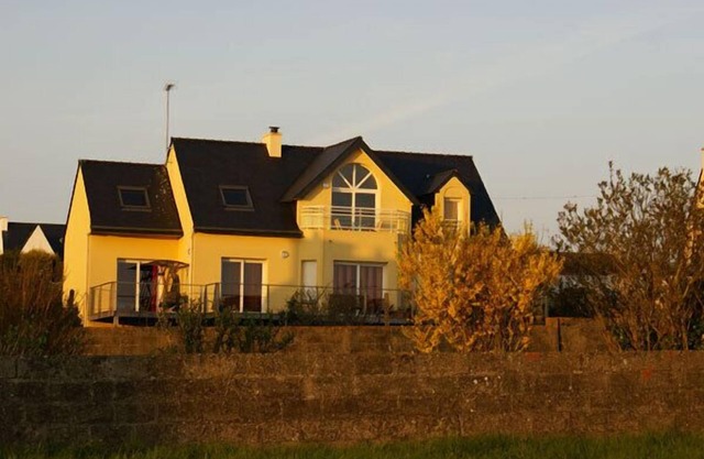 apartment/flat - Spacious flat in house with garden, facing the ocean. The sheets ar on the beds when you arrive.
