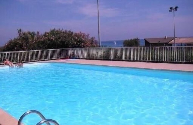 Apartment in luxury tree-lined residence, direct access to the beach