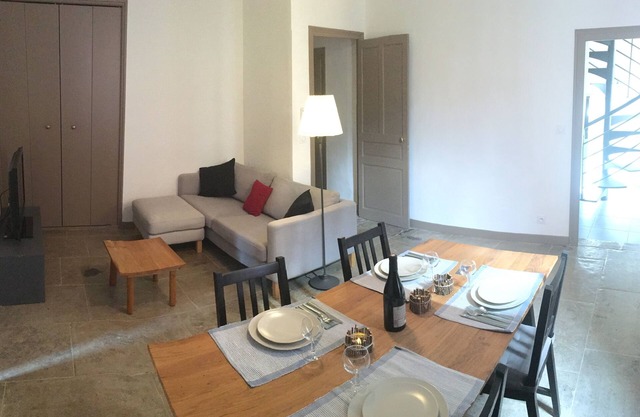 Apartment in the heart of old Nîmes (parking included)
