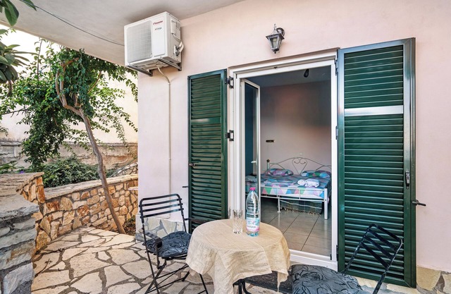 Apartment "Lefkothea 3" with Sea View, Balcony & Wi-Fi