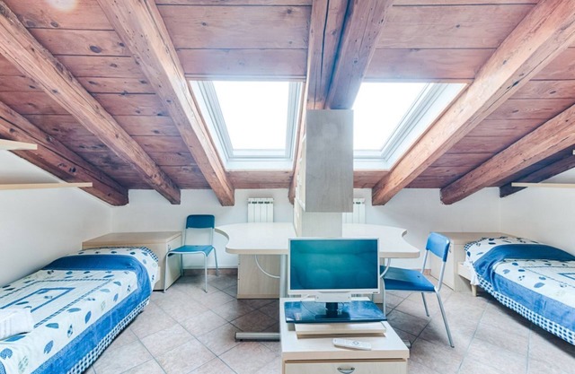 Apartment located on the fifth floor of a building with a lift (there are 10 internal steps at the entrance to the apartment).In 45 sqm it comfortably accommodates 3 people, with a bedroom with two single beds and a sofa bed.Convenientlyt location and eq