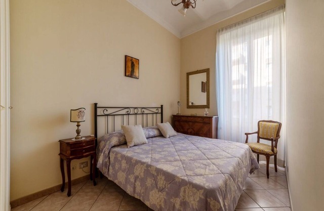 Apartment located on the second floor, of six in total, of a building with a lift (NOT suitable for disabled people).In 50 m2 of space it accommodates two people.In the San Lorenzo area, the apartment is located about 15 minutes walk from Termini Station
