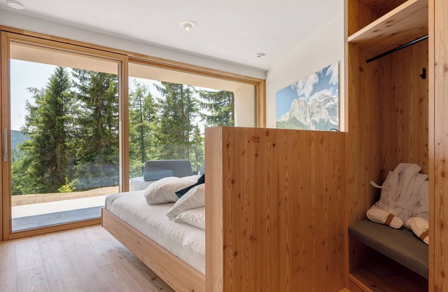 Apartment 'Lodge Larix' with Mountain View, Private Terrace and Wi-Fi