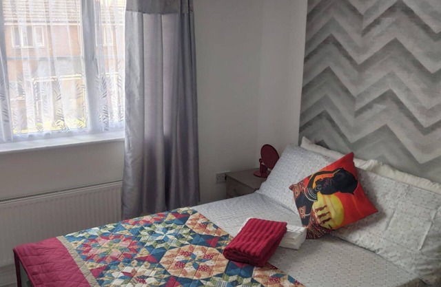 Apartment - Sleeps 5 - Parking - Station Close