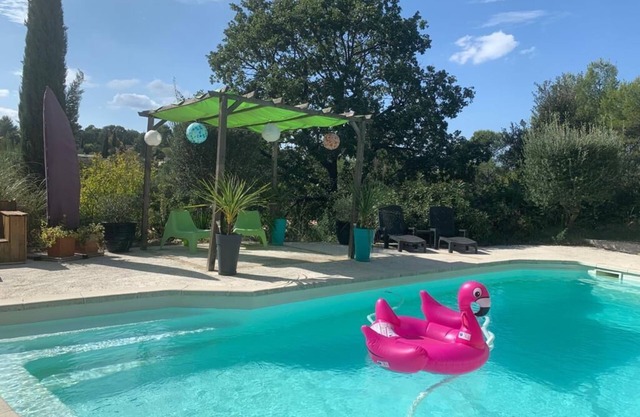 Apartment/studio, 2/3 people, with swimming pool between Aix and Marseille, quiet