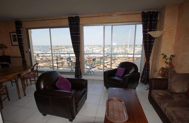 Apartment T3 with superb view of the basin and the marina