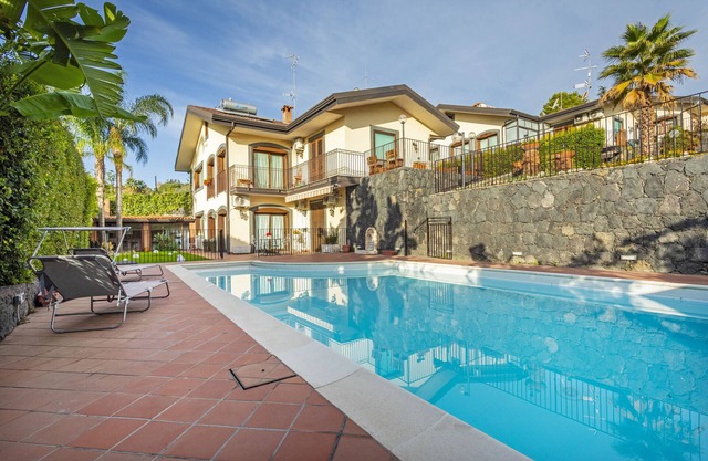 Apartment 'Villa Di Mauro' with Mountain View, Private Pool and Air Conditioning