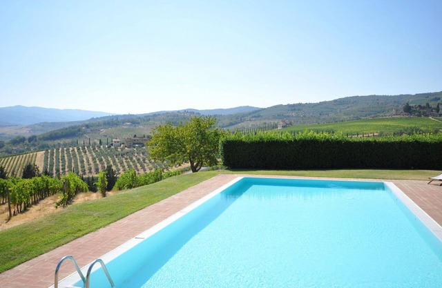 Apartment with WIFI, pool, TV, pets allowed, panoramic view, parking, close to Greve In Chianti