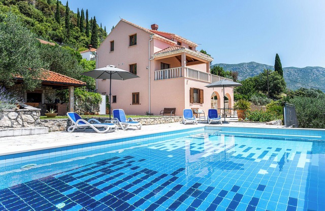 APARTMENT WITH BEAUTIFUL PRIVATE POOL - 15 MINS FROM DUBROVNIK AIRPORT