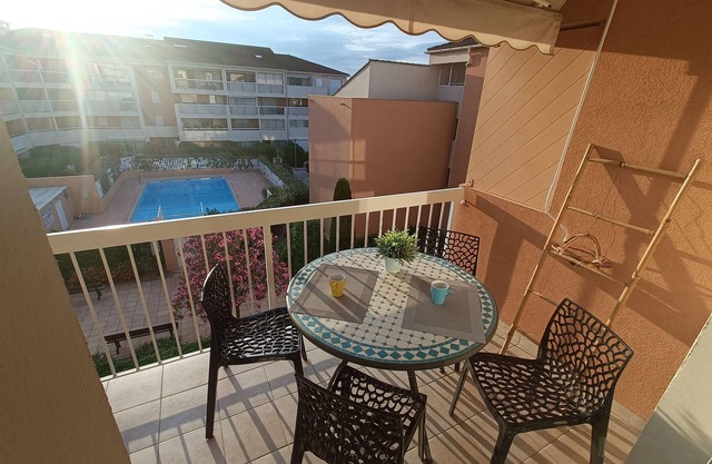 Apartment with pool near the beach