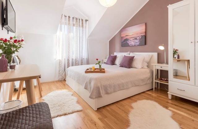 Apartments Micika - Deluxe Double Room with Mountain View (S2)