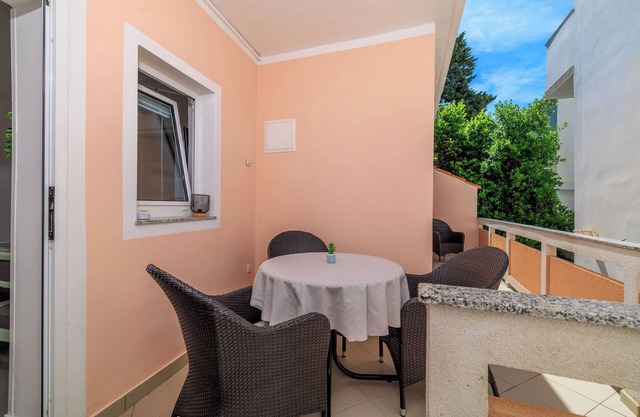 Apartments Rajka (65701-A2) - Banjol - island Rab