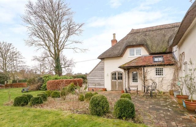 APPLE TREE COTTAGE, family friendly, with hot tub in Blandford Forum