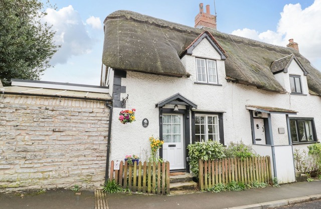 APPLE TREE COTTAGE, character holiday cottage in Harvington