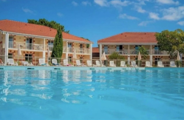 Appt 4/5 pers. in Verdon sur Mer in a 3-star tourist residence.