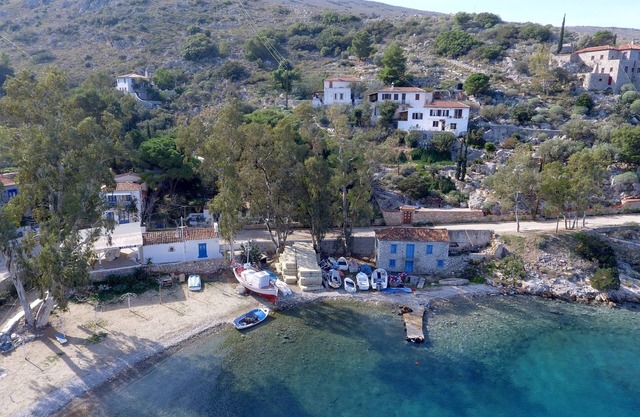 Arbeli House for idyllic sun & sea holidays in Mandraki Bay, Hydra