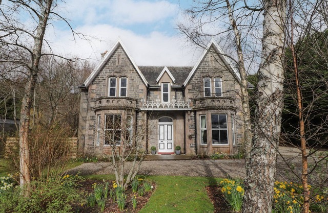 ARDEN HOUSE, family friendly, character holiday cottage in Kingussie