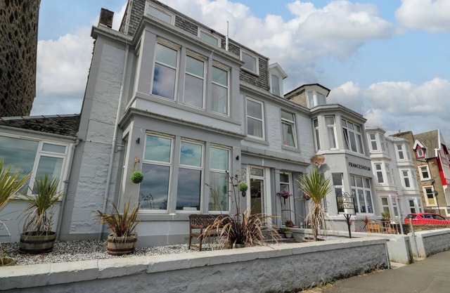 ARGYLE HOUSE, pet friendly, with hot tub in Rothesay, Isle Of Bute