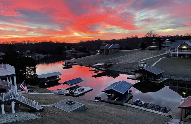 Ark Encounter - Lake Front Cabin, Large Dock, Screened Porch Outdoor Living!