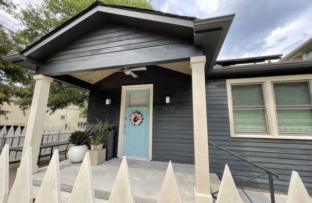 Artist Tanner 2-Bed Cottage off the Streetcar Line