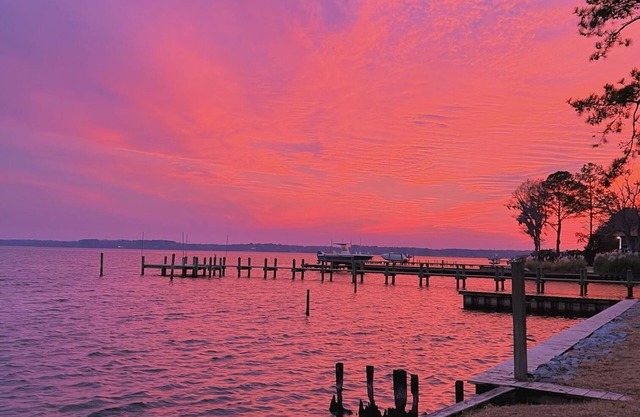 Artistic Pamlico Cottage just downriver from Washington NC