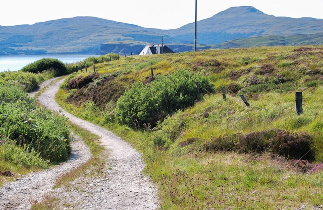 Artistic, tranquil cottage. Spectacular loch and mountain views. Sleeps 4