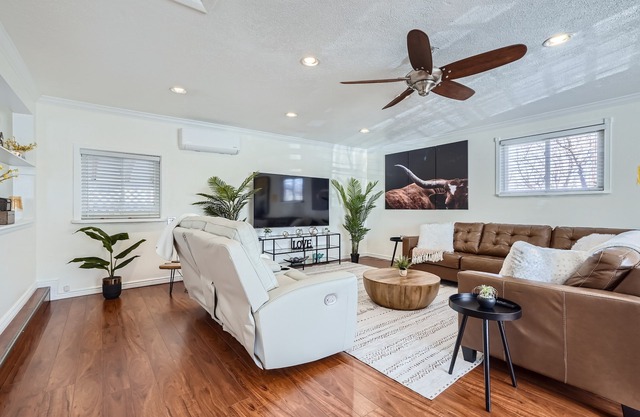 Arvada Oasis! Up to12 people! 7 beds, 3 baths, desk, big TVs, air hockey, games!