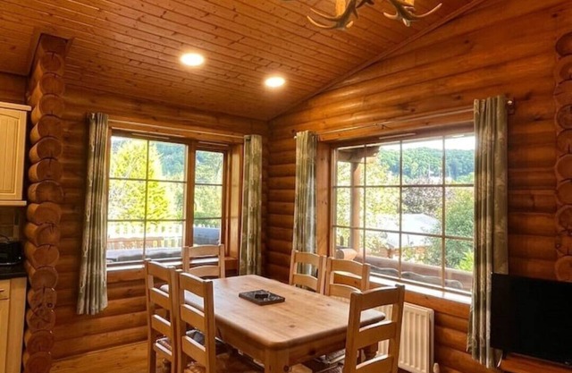 'Ash' Beautiful Log Cabin With Private Hot Tub