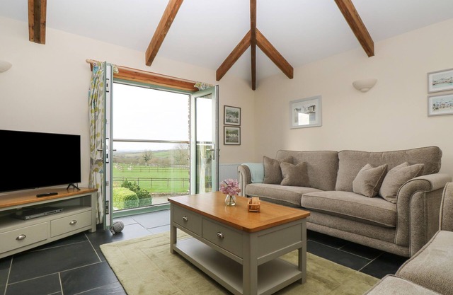 ASH COTTAGE, country holiday cottage, with a garden in Tregony