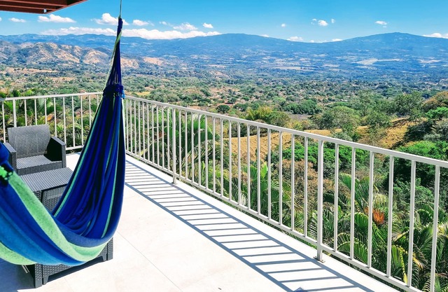 Atenas Breathtaking 4 Volcano View Apartment