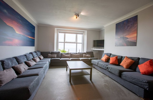 ATLANTIC COURT, pet friendly, with a garden in Widemouth Bay