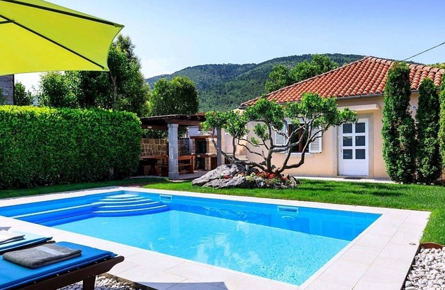 Attractive House with A/C, Private Pool, Superb Views of the Konavle Valley, 5 mins walk to Gruda!