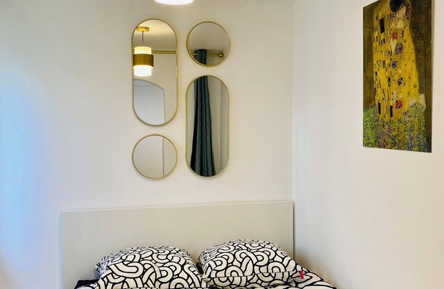 Attractive renovated apartment including secure covered parking, 10 min from Paris