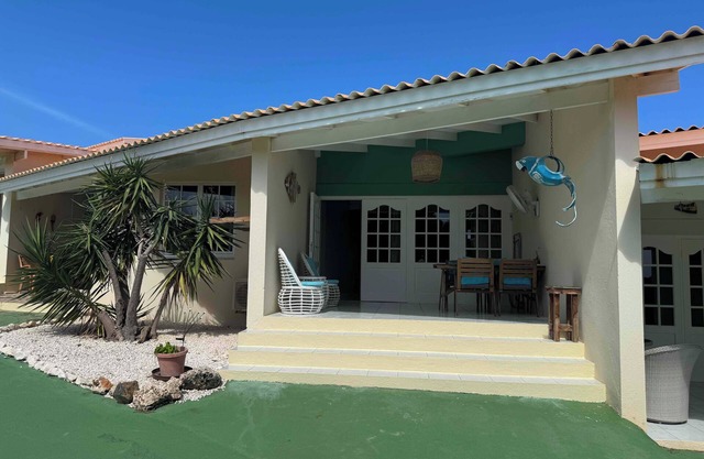 Attractive tropical cottage for 4 with pool (resort).