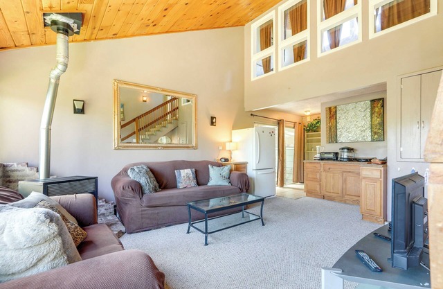 Auburn Cottage w/Patios & Garden - 3 Mi to Town!