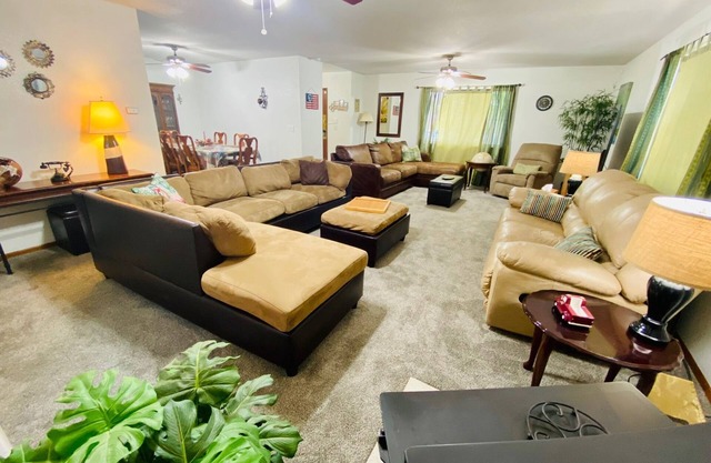 Auburn's Family Hideaway - 3 bedrooms with king bed, BBQ, Internet, jet tub