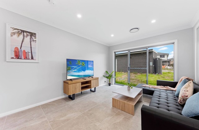 Austral Brand New 3Br House with WiFi & Parking
