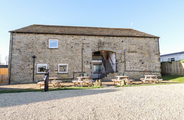 AUSTWICK, pet friendly, with pool in Long Preston