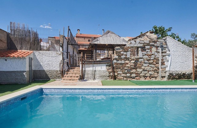 Authentic cottage with pool for a relaxing vacation in the countryside.