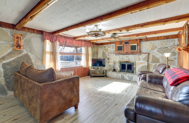 Authentic Log Cabin in Pineville ~ 2 Mi to River!