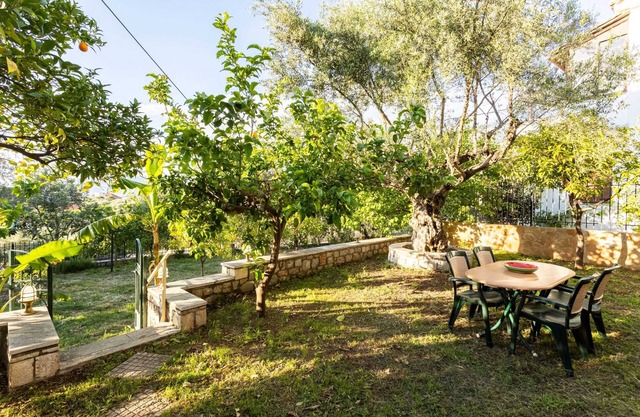 Avia's Seaside Hideaway with Lush Garden