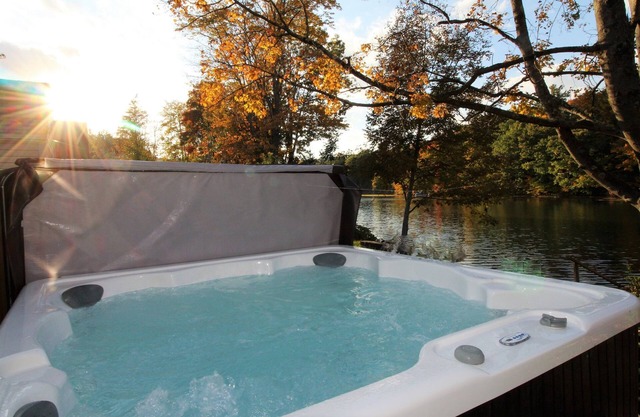 Avon Lakeshore - Waterfront retreat with hot tub!