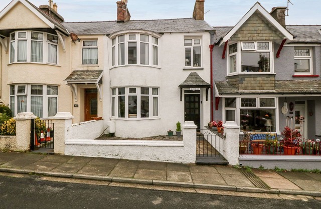 AVONDALE, family friendly, country holiday cottage in Borth-Y-Gest