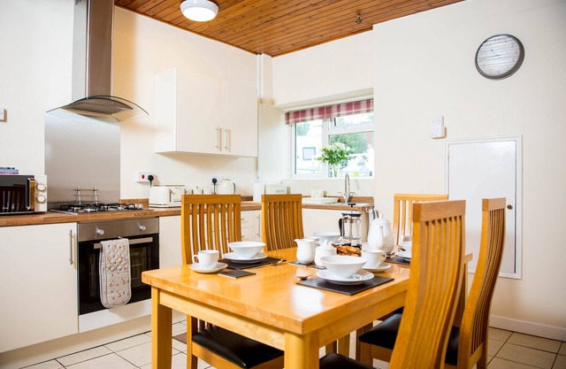Awel Taf - a house that sleeps 6 guests in 3 bedrooms