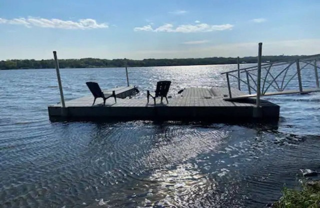 Awesome 3 Bedroom River Front Retreat right on the water!