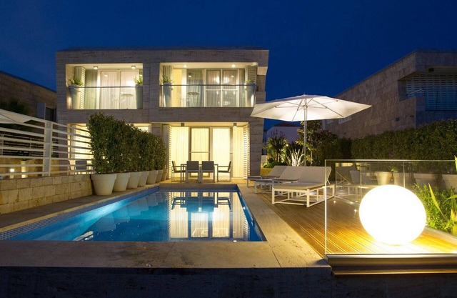Awesome home in Petrcane